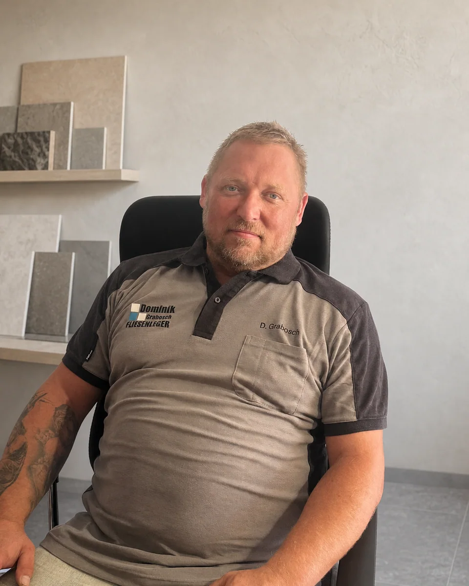 Dominik Grabosch, Fliesenlegermeister, in seinem Fliesenstudio