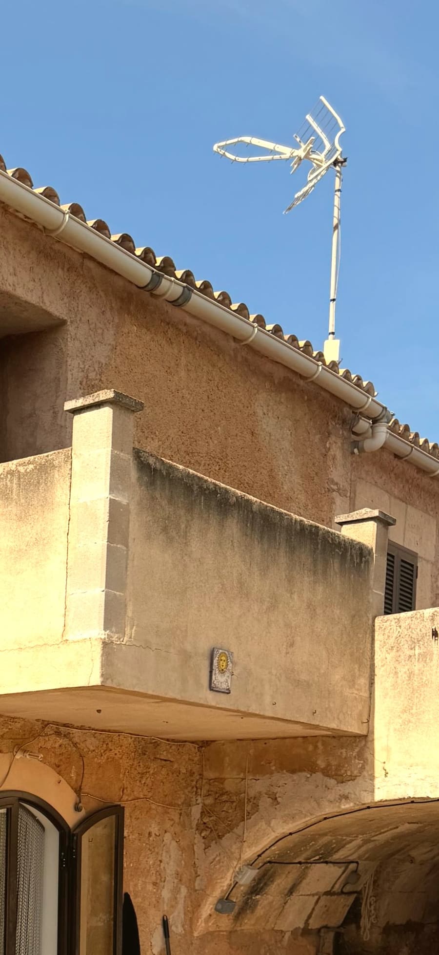 Detailaufnahme am Dach und an der Fassade einer Immobilie