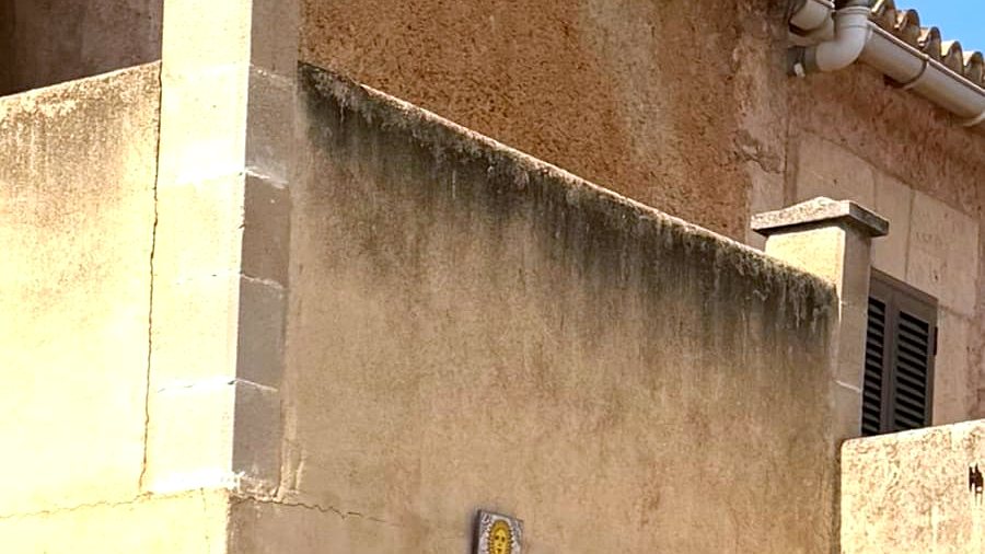 Terrassenmauer mit dunklen Witterungsspuren vor der Reinigung