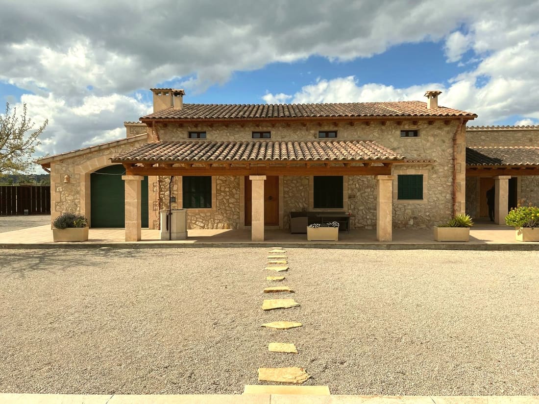 Finca mit Natursteinfassade und Terrasse auf Mallorca