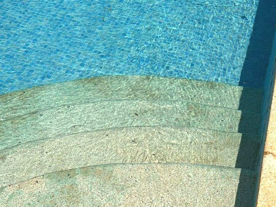 Gereinigte Pooltreppe und klares Wasser nach der Reinigung